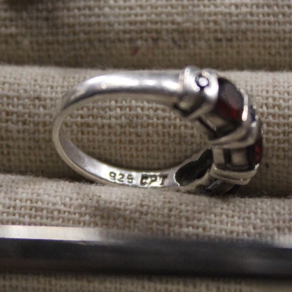 Sterling silver Garnet and onyx 925 ring size 7.5 - Picture 3 of 3